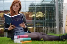 Studentin vor der Teilbibliothek 4 an der Uni in Bamberg