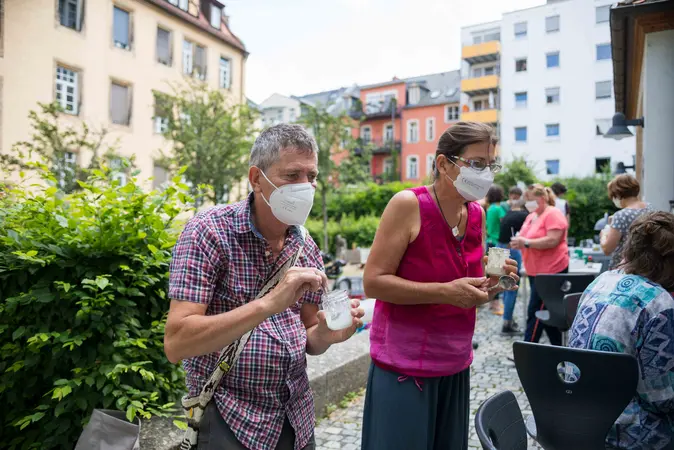 Georg Christa bt das Herstellen von Zahnpasta flei?ig mit.