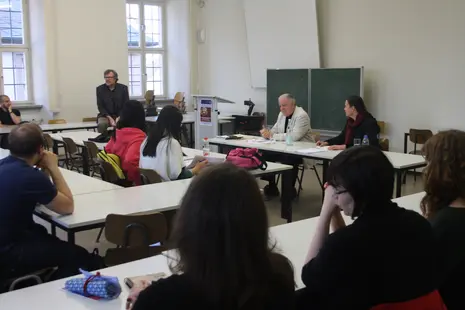 Photo of George Ellenbogen and Edith Hallenberg reading and discussing with the attendees.