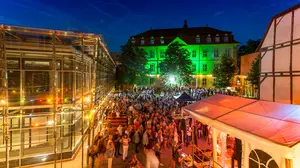 Menschen beim uni.fest im Burgershof abends