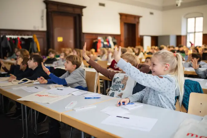 Kinder in Vorlesungssaal